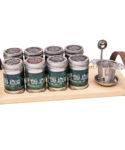 Presentatie theeplank met blikjes thee, theelepel en theefilter